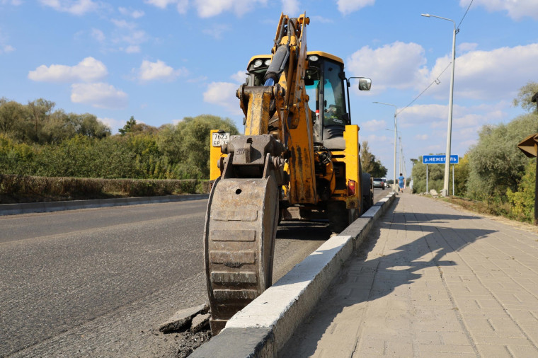 Продолжается ремонт дороги на улице Белгородской в городе Шебекино.