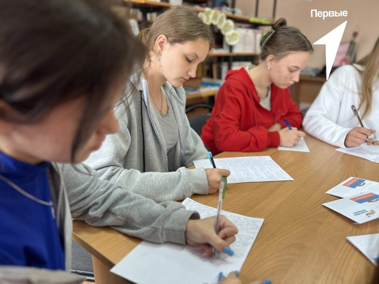 Активисты «Движение Первых» Большетроицкой школы проявили искреннюю поддержку нашим бойцам, написав для них письма.
