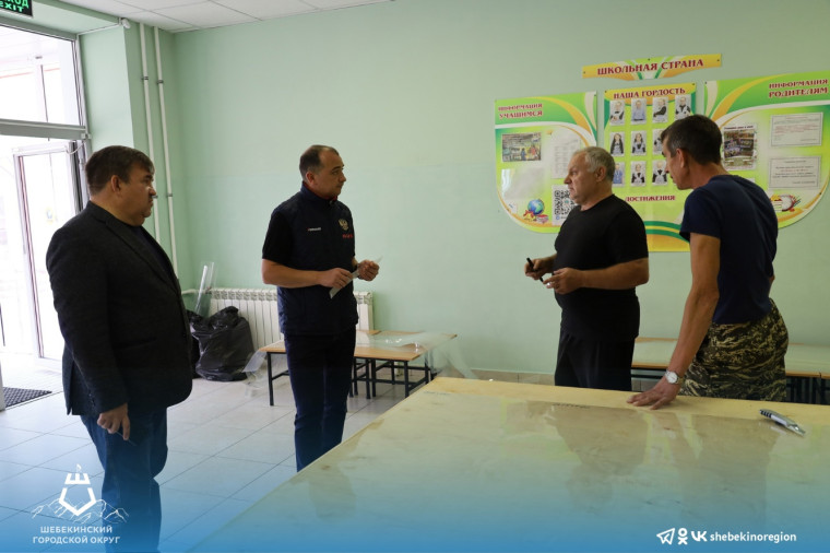Глава Шебекинского городского округа посетил одну из школ, в которой открыли раскроечный цех защитной бронеплёнки.