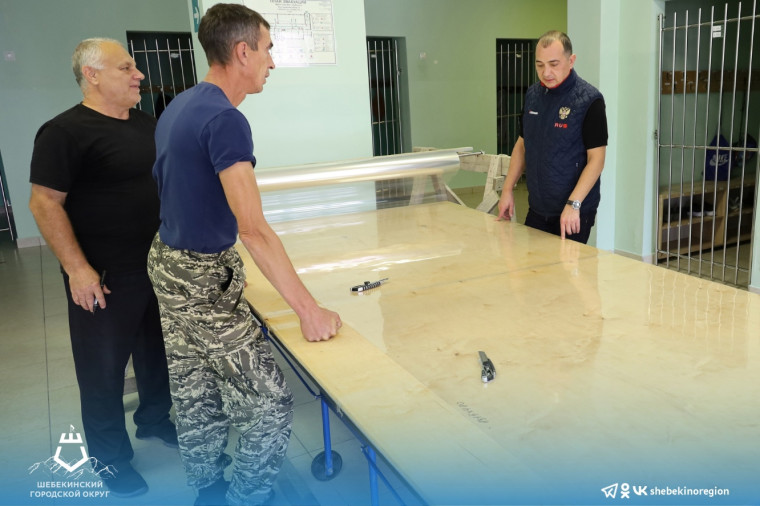 Глава Шебекинского городского округа посетил одну из школ, в которой открыли раскроечный цех защитной бронеплёнки.