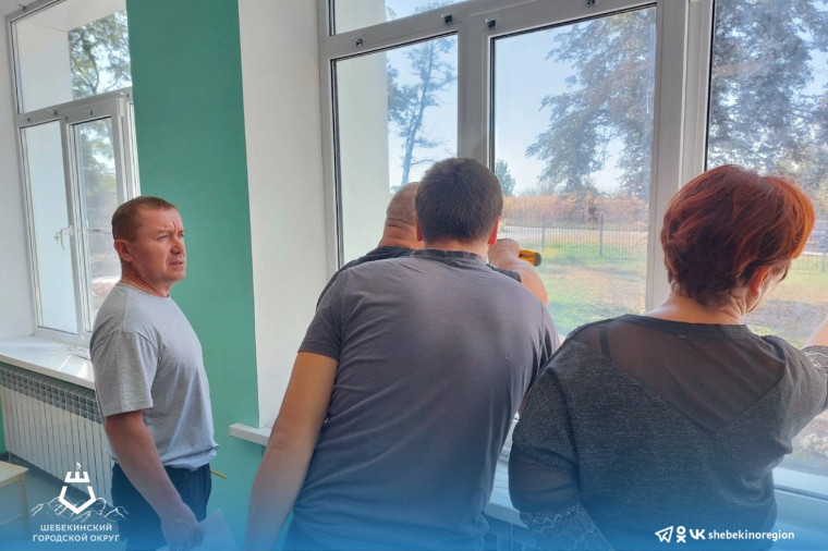 В Шебекинском городском округе продолжают оклеивать окна бронеплёнкой.