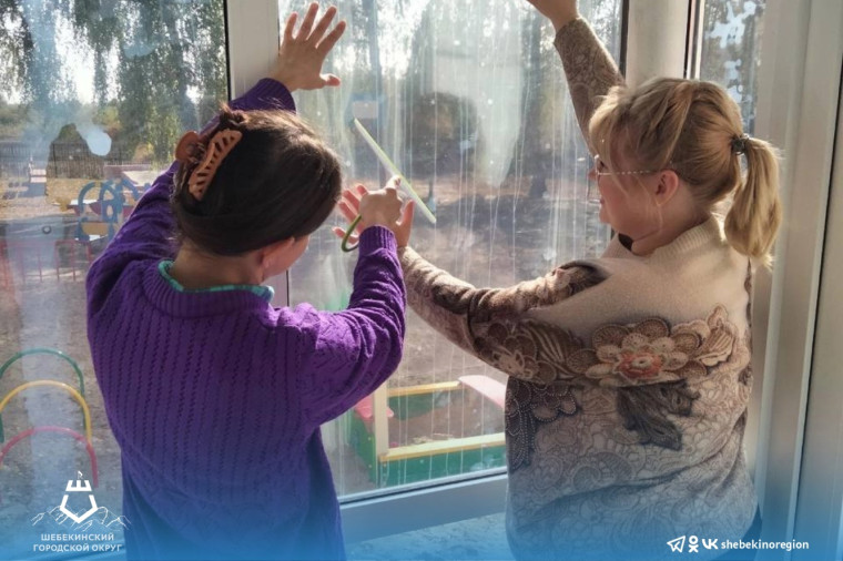 В Шебекинском городском округе продолжают оклеивать окна бронеплёнкой.