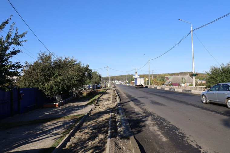 Дорожники приступили к обустройству тротуаров и бордюров на улице Белгородской в Шебекино.