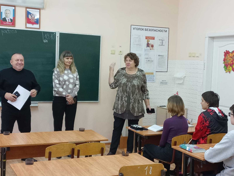 13 октября председатель Шебекинской ТИК провёл правовой урок  со старшеклассниками Масловопристанской школы.