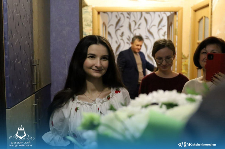 Владимир Жданов вручил детскую коляску молодым родителям.