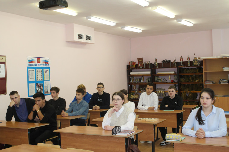 Председатель Шебекинской ТИК провёл познавательный экскурс в историю избирательного права для старшеклассников  Купинской школы.