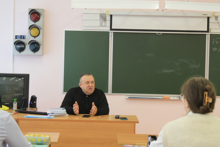 Председатель Шебекинской ТИК провёл познавательный экскурс в историю избирательного права для старшеклассников  Купинской школы.