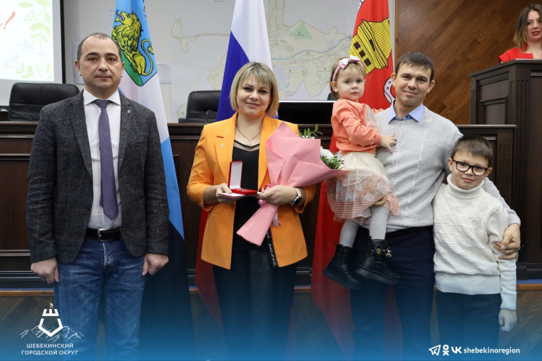 Владимир Жданов вручил мамам Шебекинского городского округа Почётные знаки «Материнская Слава».