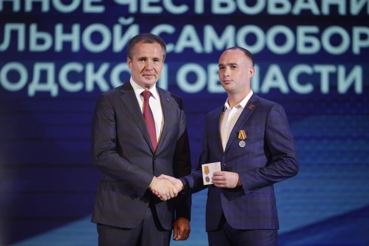Вячеслав Гладков наградил медалями бойцов территориальной самообороны.