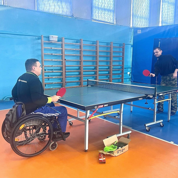 В спортивном комплексе «Юность» продолжаются занятия по настольному теннису для инвалидов-колясочников.