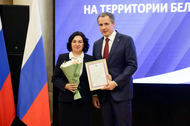 Вячеслав Гладков вручил награды жителям, принимавшим участие в ликвидации последствий ЧС на территории Белгородской области.