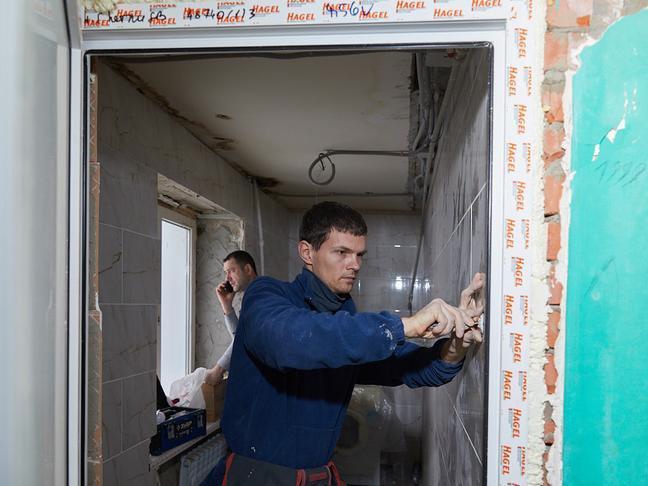 Строители завершают восстановительные работы в доме № 58 на улице Ленина в Шебекино.