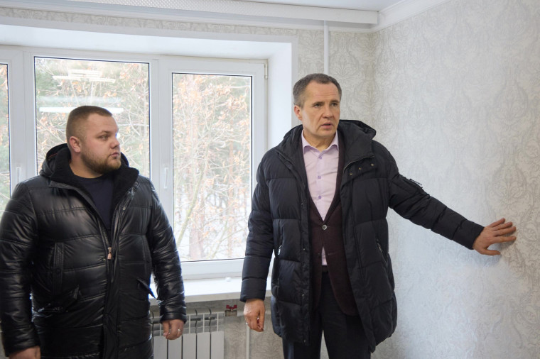 Вячеслав Гладков проверил ход ремонтных работ многоквартирного дома №58 на улице Ленина в Шебекино.