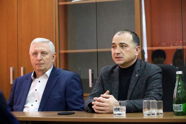 Глава администрации Владимир Жданов встретился с коллективами шебекинских предприятий «Селена» и «Герба».