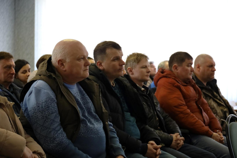 Глава администрации Владимир Жданов встретился с сотрудниками шебекинских предприятий – маслодельного и машиностроительных заводов, ресурсоснабжающих организаций.
