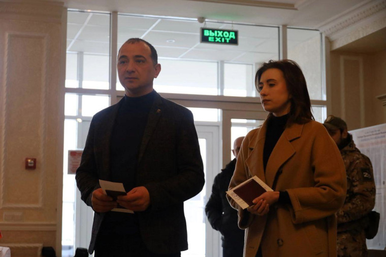 Владимир Жданов вместе с супругой проголосовали на выборах Президента Российской Федерации.