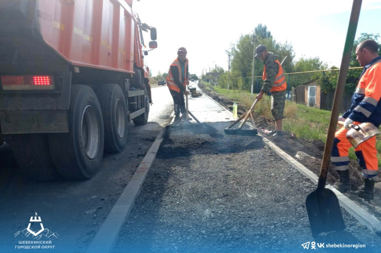 В Большетроицком продолжается ремонт центральной дороги, проходящей через село.