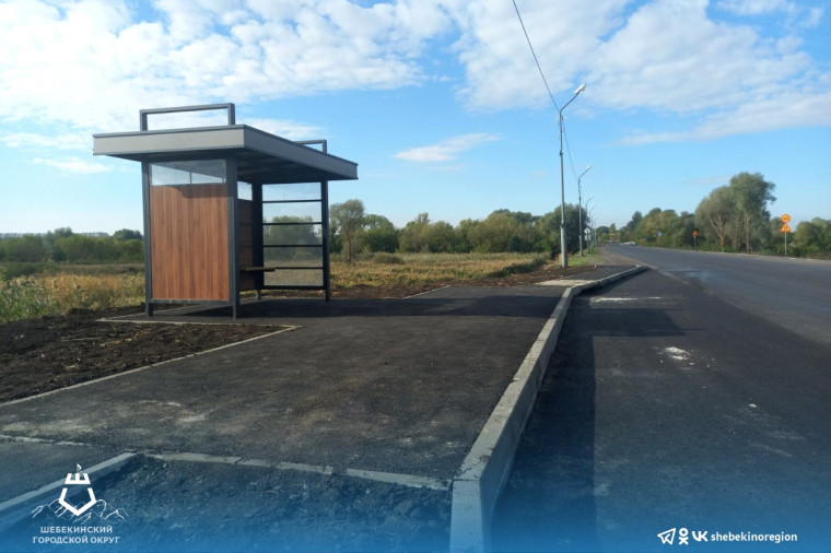 В Большетроицком продолжается ремонт центральной дороги, проходящей через село.
