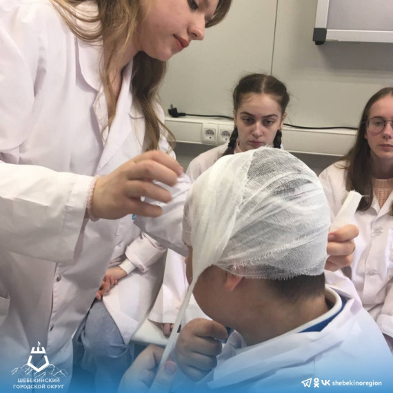 Учащиеся медицинского класса Большетроицкой школы посетили Центр общей врачебной практики в Новооскольском городском округе.