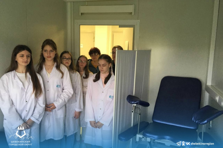 Учащиеся медицинского класса Большетроицкой школы посетили Центр общей врачебной практики в Новооскольском городском округе.
