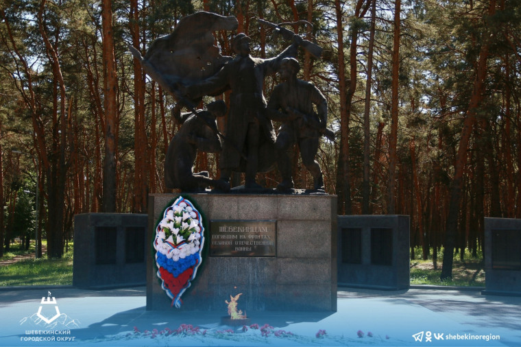 В преддверии Дня Победы глава администрации Владимир Жданов возложил цветы к Мемориалу Памяти на Аллее Славы.
