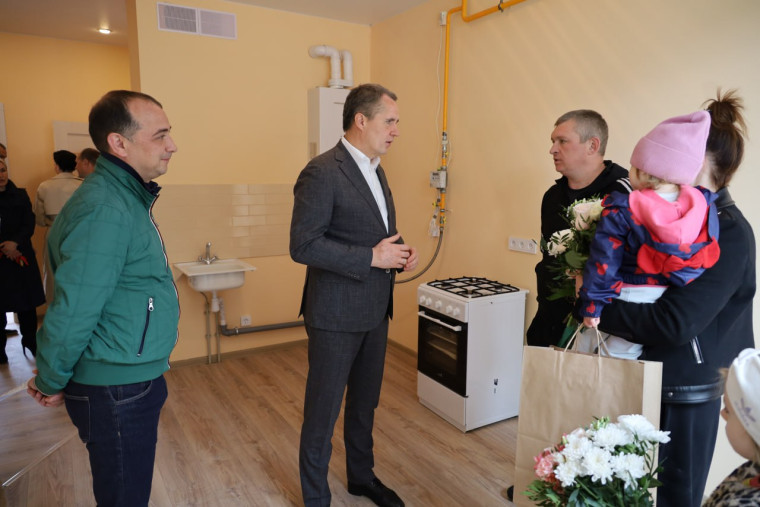 Вячеслав Гладков вручил ключи собственникам квартир дома №9 на улице Московская в Шебекино.