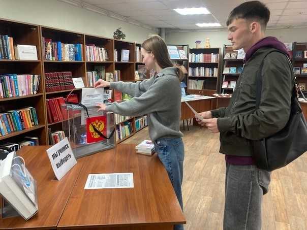 В городской библиотеке № 2 г. Шебекино для будущих избирателей  прошла деловая игра «Мы учимся выбирать».