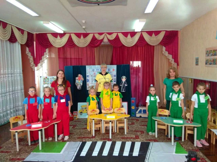 На базе 11 детских садов Шебекинского городского округа проведена викторина-конкурс «Школа веселого светофорика».