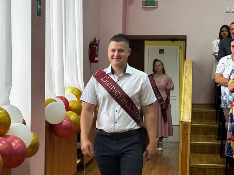 Глава администрации Андрей Гриднев поздравил шебекинских выпускников:.
