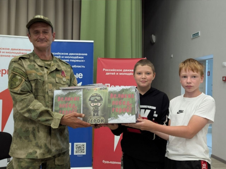 Классная встреча «Сердца, объединённые Родиной» прошла в Верхнеберёзовской школе. В гости к учащимся пришёл участник специальной военной операции, ефрейтор Максим Михайлович Смирнов..