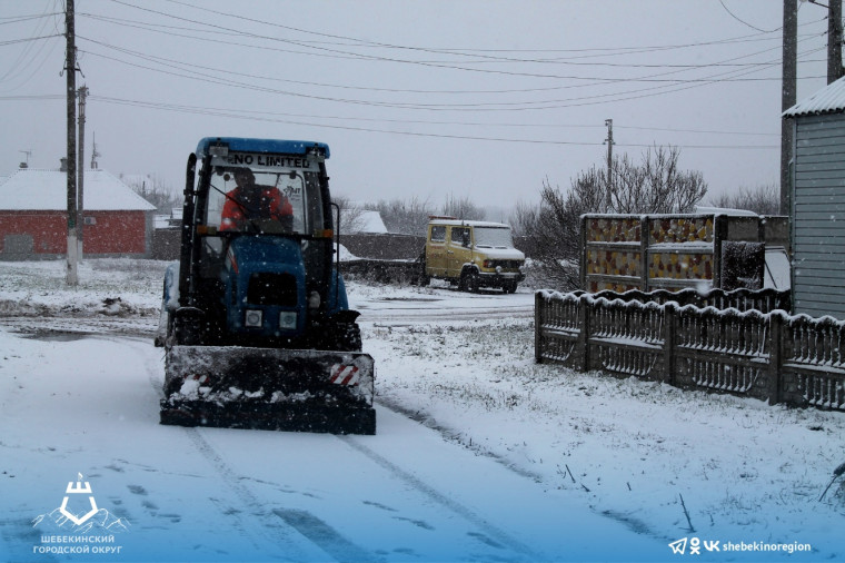 Коммунальные службы округа приступили к уборке снега.