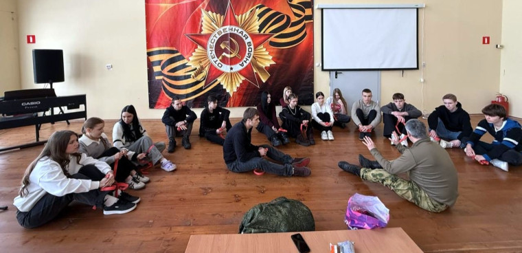 Для учеников и студентов образовательных учреждений округа проводят образовательные мероприятия, чтобы обучить их оказанию первой доврачебной помощи..
