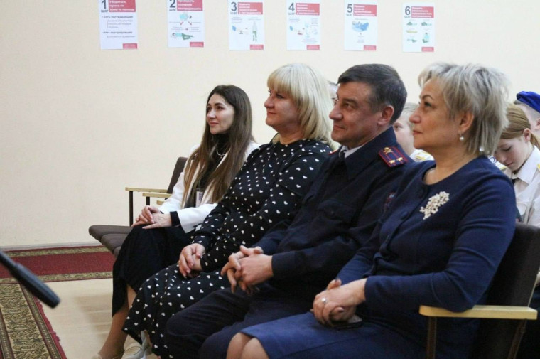 13 февраля отряд ЮИД МБОУ «Дмитриевская ООШ» принял участие в областном слёте юных инспекторов движения «Твой выбор – ЮИД», который состоялся в городе Новый Оскол. Мероприятие объединило активных участников со всей Белгородской области..