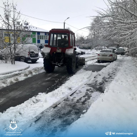 Коммунальные службы округа приступили к уборке снега.