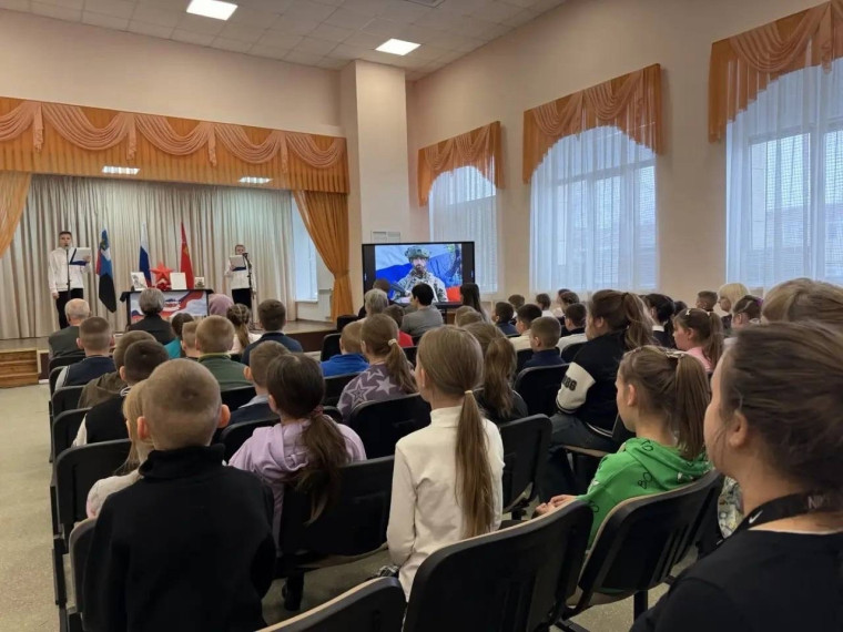 В преддверии Дня воссоединения Крыма с Россией в Масловопристанской  школе состоялось важное и трогательное событие – торжественное открытие Парты Героя.