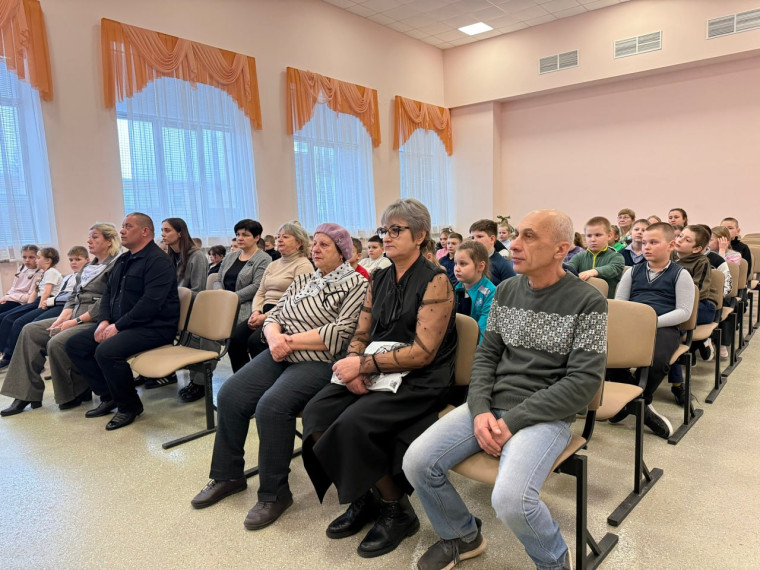 В преддверии Дня воссоединения Крыма с Россией в Масловопристанской  школе состоялось важное и трогательное событие – торжественное открытие Парты Героя.