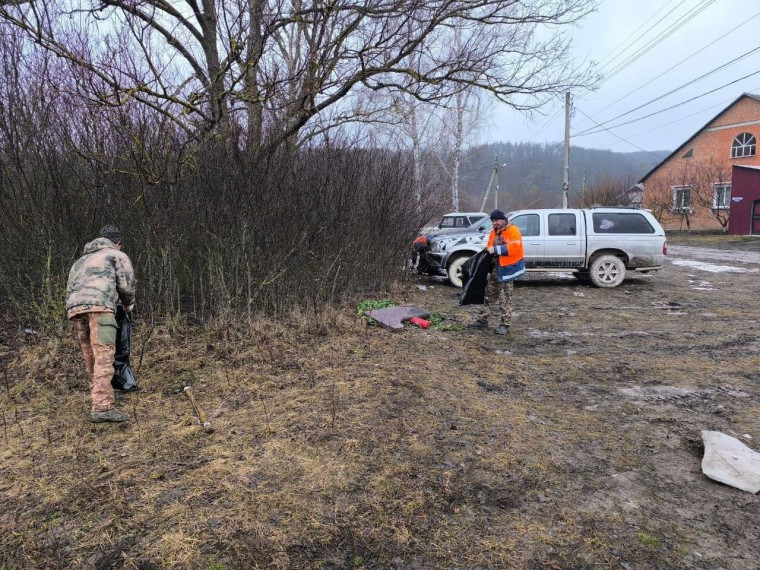В Шебекинском округе стартовали первые весенние субботники. Прошли они в сёлах Доброе и Дмитриевка в рамках реализации национального проекта «Экологическое благополучие».