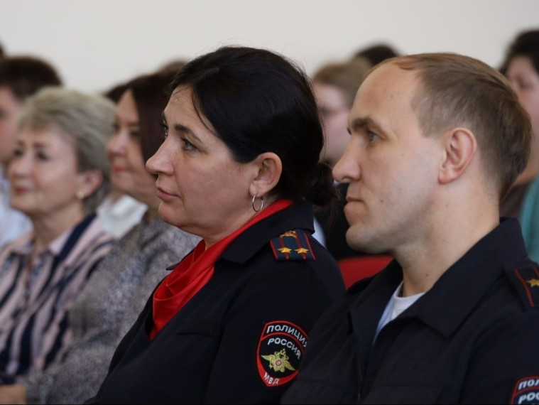 В Шебекинском округе прошло профориентационное мероприятие для выпускников. Об этом рассказал глава округа Андрей Гриднев.