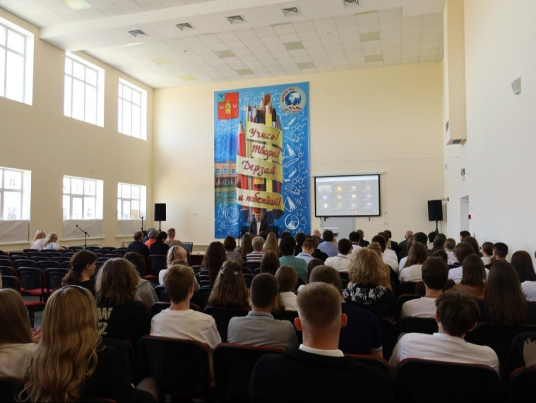 В Шебекинском округе прошло профориентационное мероприятие для выпускников. Об этом рассказал глава округа Андрей Гриднев.