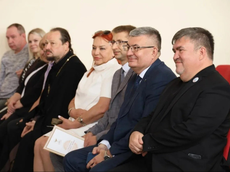 Глава округа Андрей Гриднев поздравил школьников с праздником Последнего звонка.