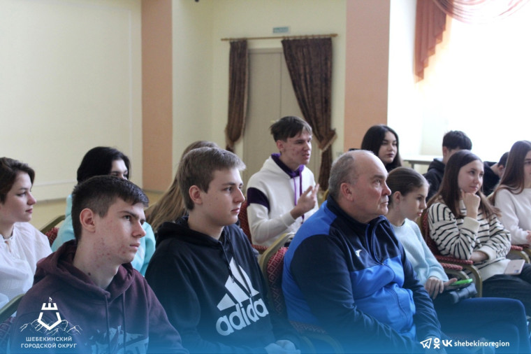 Шебекинские школьники и студенты встретились с мастером спорта России, футболистом Сергеем Рыжиковым.