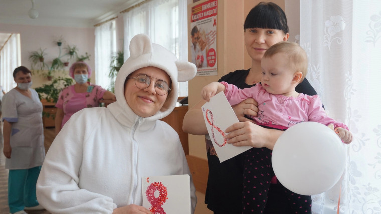 Волонтёры штаба #МЫВМЕСТЕ поздравили сотрудников детского отделения больницы, мам и юных пациентов с праздником.