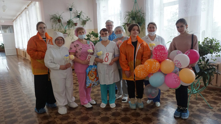 Волонтёры штаба #МЫВМЕСТЕ поздравили сотрудников детского отделения больницы, мам и юных пациентов с праздником.