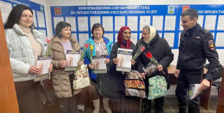 Сотрудники отдела по вопросам миграции ОМВД России по Шебекинскому городскому округу поздравили женщин с Международным женским днём!.