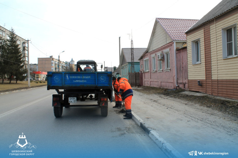 Работники коммунальной службы сервиса приводят в порядок город после зимы.