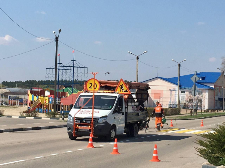 В Шебекинском городском округе приступили к нанесению дорожной разметки.