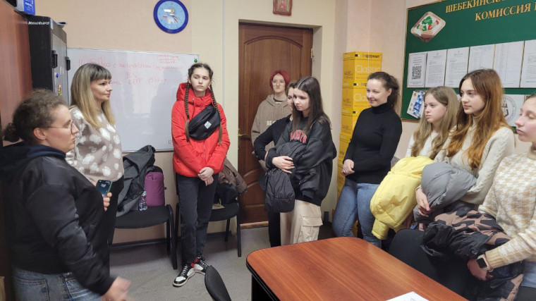 Воспитанницы из Шебекинской гимназии-интерната познакомились    с деятельностью территориальной избирательной комиссии.