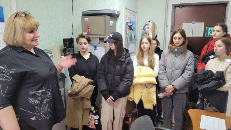 Воспитанницы из Шебекинской гимназии-интерната познакомились    с деятельностью территориальной избирательной комиссии.