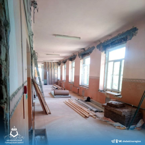 В Дмитриевке продолжается капитальный ремонт школы.