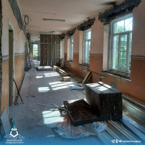 В Дмитриевке продолжается капитальный ремонт школы.
